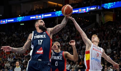 Alberto Díaz disputaba el balón el domingo con Vincent Poirier durante la final del Eurobasket.