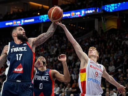 Alberto Díaz disputaba el balón el domingo con Vincent Poirier durante la final del Eurobasket.