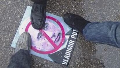 Manifestantes pisotean en Homs una imagen del ruso Putin, contrario a forzar la salida de El Asad.