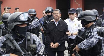 Agentes de la Polic&iacute;a Nacional Civil custodian al expresidente de El Salvador.