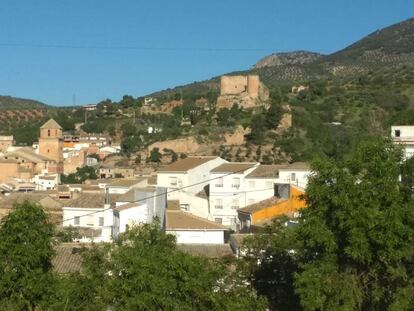 Huelma (Jaén), con la iglesia de Vandelvira a la izquierda y el castillo a la derecha.