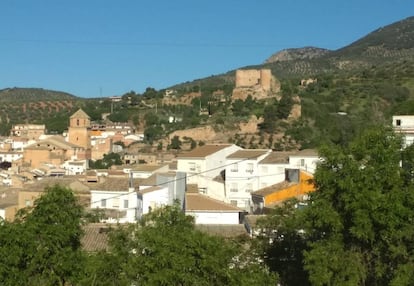 Huelma (Jaén), con la iglesia de Vandelvira a la izquierda y el castillo a la derecha.