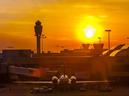 Un avión de Delta en el aeropuerto estadounidense de Atlanta.