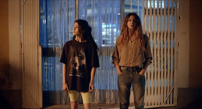 Luna Pamiés (izquierda) y Bárbara Lennie, en una imagen de la película 'El agua'.