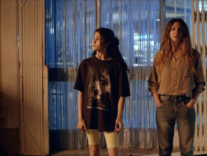 Luna Pamiés (izquierda) y Bárbara Lennie, en una imagen de la película 'El agua'.
