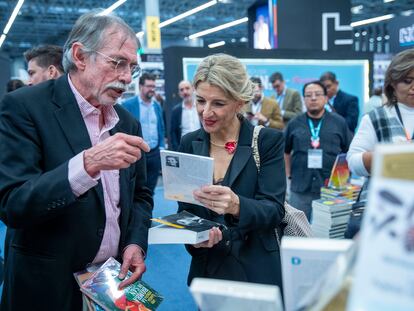 La vicepresidenta Yolanda Díaz con Marcelo Uribe, editor de Era, en el stand que su sello comparte con Almadía en la FIL. Al fondo puede verse al filósofo Daniel Innerarity y al Secretario de Estado de Trabajo, Joaquín Pérez Rey.