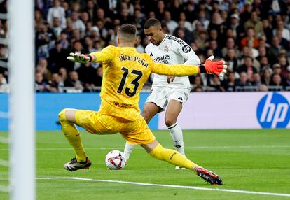 Kylian Mbappe marca un gol anulado posteriormente por fuera de juego.