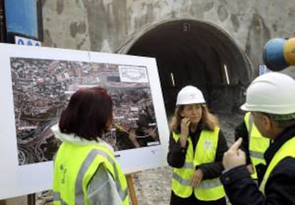 La consejera vasca de Medio Ambiente y Política Territorial, Ana Oregi (c), acompañada por directivos de Eusko Trenbide Sarea y de empresas constructoras, durante su visita a las obras del metro de Donostialdea en el barrio donostiarra de Altza. EFE/Archivo