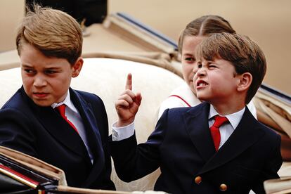 Los príncipes Jorge y Luis y su hermana la princesa Carlota durante el desfile que conmemora el cumpleaños oficial de su abuelo, el rey Carlos III. 