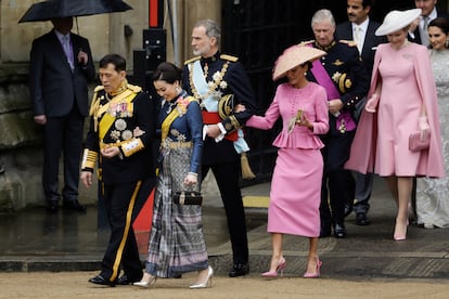 La reina Letizia, con traje de Carolina Herrera, en la coronación de Carlos III.