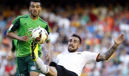 Alcácer intenta controlar el balón ante Cabral.