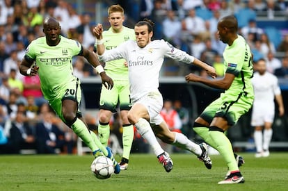Bale ante tres contrarios durante el encuentro entre El Real Madrid y el Manchester City.