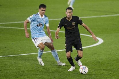 El futbolista del RC Cekta Gabri Veiga junto al azulgrana Sergio Busquets.