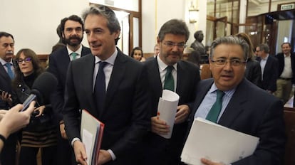 De izquierda a derecha, el ministro de Fomento, &Iacute;&ntilde;igo de la Serna, el ministro de Justicia, Rafael Catal&aacute;, y el ministro de Interior, Juan Ignacio Zoido.