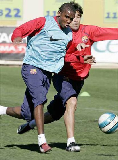 Deco y Eto&#39;o pugnan por un balón durante un entrenamiento