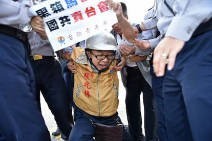 Un activista contra la reunión entre Ma y Xi en Taipei.