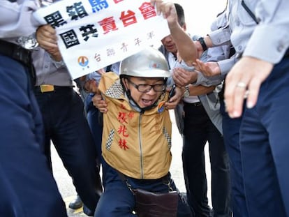 Un activista contra la reunión entre Ma y Xi en Taipei.