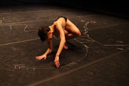 La bailarina suiza Lorena Dozio, en un momento de su coreograf&iacute;a &#039;Alibi&#039;, presentada en la Bienal de Venecia.