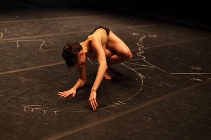 La bailarina suiza Lorena Dozio, en un momento de su coreografía 'Alibi', presentada en la Bienal de Venecia.