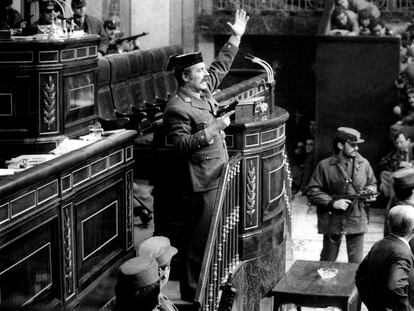 Antonio Tejero, en la tribuna del Congreso tras irrumpir con un grupo de guardias civiles en la Cámara.