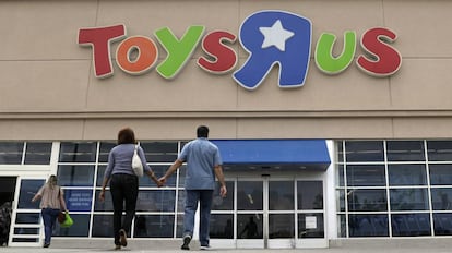 Varias personas entran a la tienda de Toys R Us en San Antonio (EE UU).