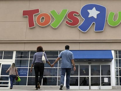 Varias personas entran a la tienda de Toys R Us en San Antonio (EE UU).