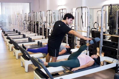 Clase de pilates en el centro Hygge, en Santiago de Compostela.
