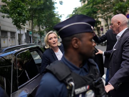 Le Pen llega a la sede del partido Agrupación Nacional, este jueves en París.