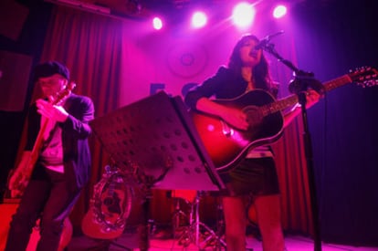 Juan Aguirre y Eva Amaral, durante su actuación en la sala El Sol.