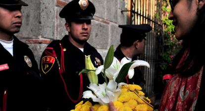 Una mujer lleva unas flores a la casa del escritor en M&eacute;xico.