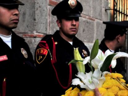 Una mujer lleva unas flores a la casa del escritor en México.