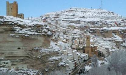 El pueblo de Alcalá del Júcar, en Albacete, tras una nevada.