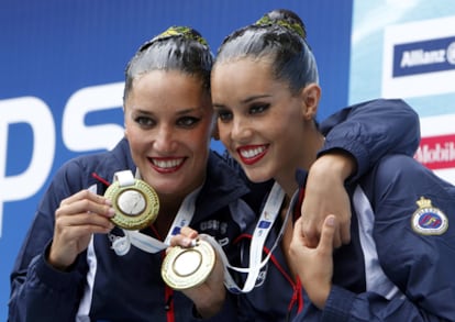 Andrea Fuentes y Ona Carbonell tras recibir la medalla de plata.