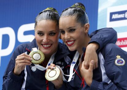 Andrea Fuentes y Ona Carbonell tras recibir la medalla de plata.