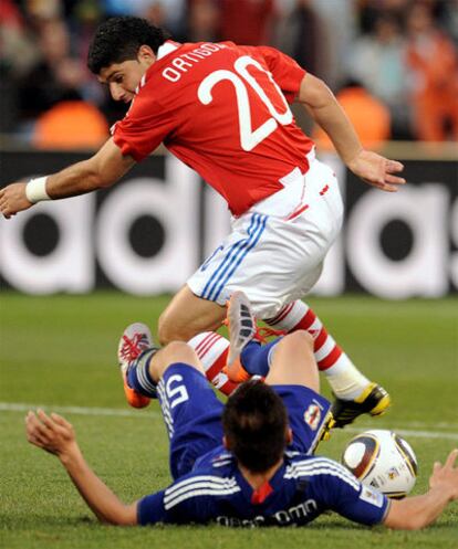 Ortigoza y Nagamoto, en el suelo, pugnan por el balón durante el partido entre Paraguay y Japón.