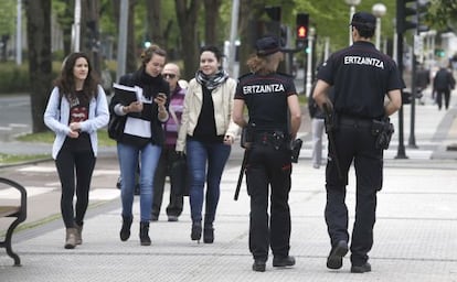 Dos agentes de la policía vasca patrullan por San Sebastián