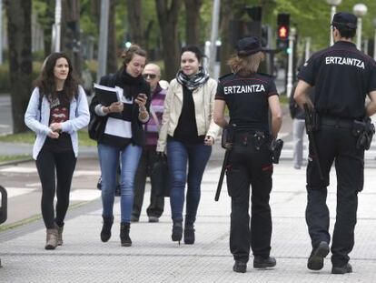 Dos agentes de la policía vasca patrullan por San Sebastián