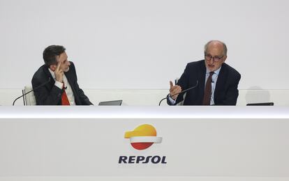 Antonio Brufau durante su intervención en la junta ante la mirada de Josu Jon Imaz.