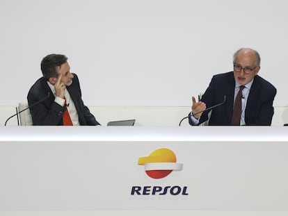 Antonio Brufau durante su intervención en la junta ante la mirada de Josu Jon Imaz.