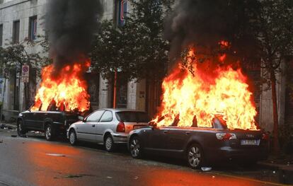 Dos coches en llamas tras el ataque de unos manifestantes.