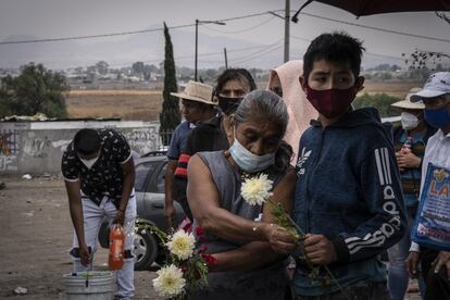 Familiares y amigos despiden a Lorenzo Islas, un albañil de 60 años que volvía a su casa luego de una jornada de trabajo, en el panteón de Valle de Chalco, Estado de México.