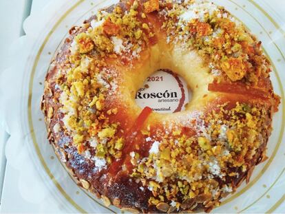 El panadero Mario Ortiz, de Colmenar Viejo, se alzó este año con el título de mejor roscón de la Comunidad de Madrid. Brioche, con notas de ralladura de naranja y limón, adornado con pistachos, almendra fileteada, tiras de naranja escarchada y miel. Telé­fono 623 035 253. Precio: entre 29 y 38 euros.