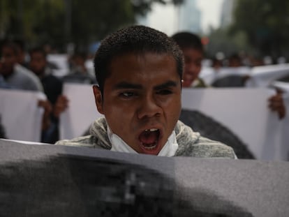 Normalistas protestan en Ciudad de México, el 26 de septiembre de 2020.