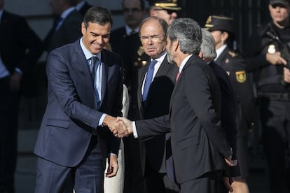 El presidente del Gobierno Pedro Sánchez y el presidente del Tribunal Supremo Carlos Lesmes, se saludan a su llegada al Congreso.