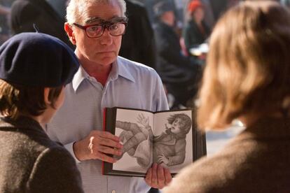 Martin Scorsese muestra una de las ilustraciones del libro de Brian Selznick a Asa Butterfield (izquierda) y Chloë Grace Moertz en el rodaje del filme.