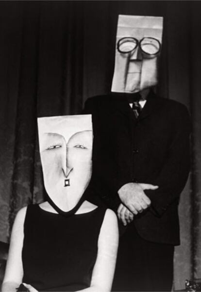 'Retrato de grupo con máscaras de Saul Steinberg', 1961, de Inge Morath (Graz, Austria, 1923-Nueva York, 2002).