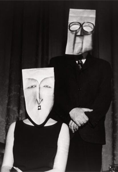 'Retrato de grupo con máscaras de Saul Steinberg', 1961, de Inge Morath (Graz, Austria, 1923-Nueva York, 2002).