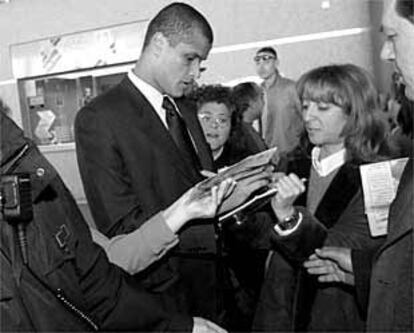 Rivaldo firma autgrafos en un desplazamiento del Bar?a de la pasada Liga.