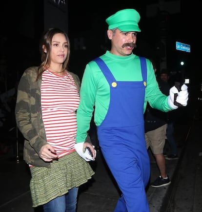 Jessica Alba, com seu marido Cash Warren vestido de Luigi.