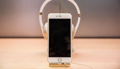 Un teléfono iPhone en la tienda Apple de Nueva York.